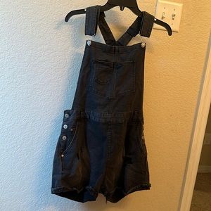 Black, denim overalls. SIZE: Large. super cute from local boutique , never worn!